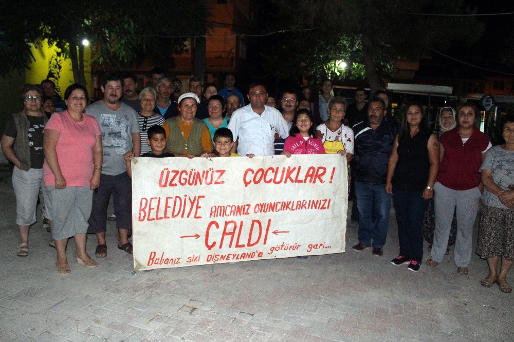 Belediye Parktaki Oyuncakları Kaldırdı, Çocuklar Geri İstedi