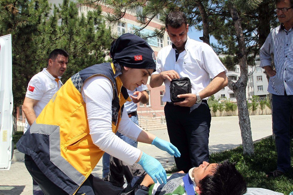 Otomobilin Çarptığı Engelli Genç, Akülü Sandalyesinden Düşerek Yaralandı