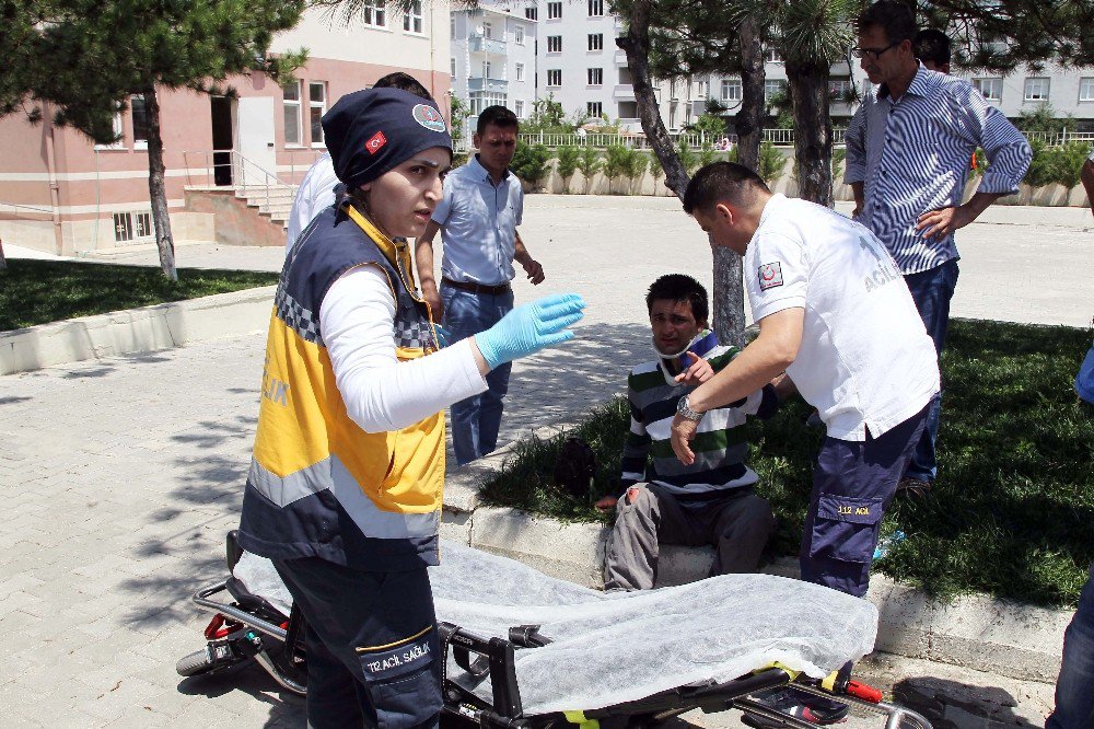 Otomobilin Çarptığı Engelli Genç, Akülü Sandalyesinden Düşerek Yaralandı