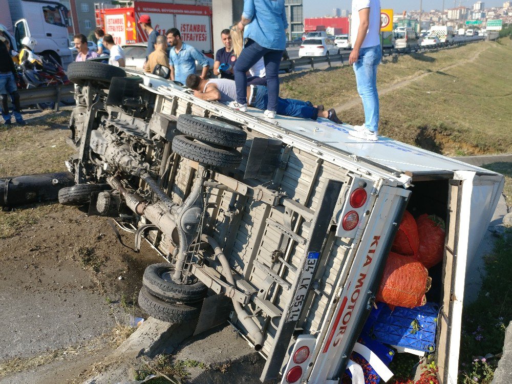 Tem’de Meyve Yüklü Kamyonetin Şarampole Yuvarlanması Güvenlik Kamerasında