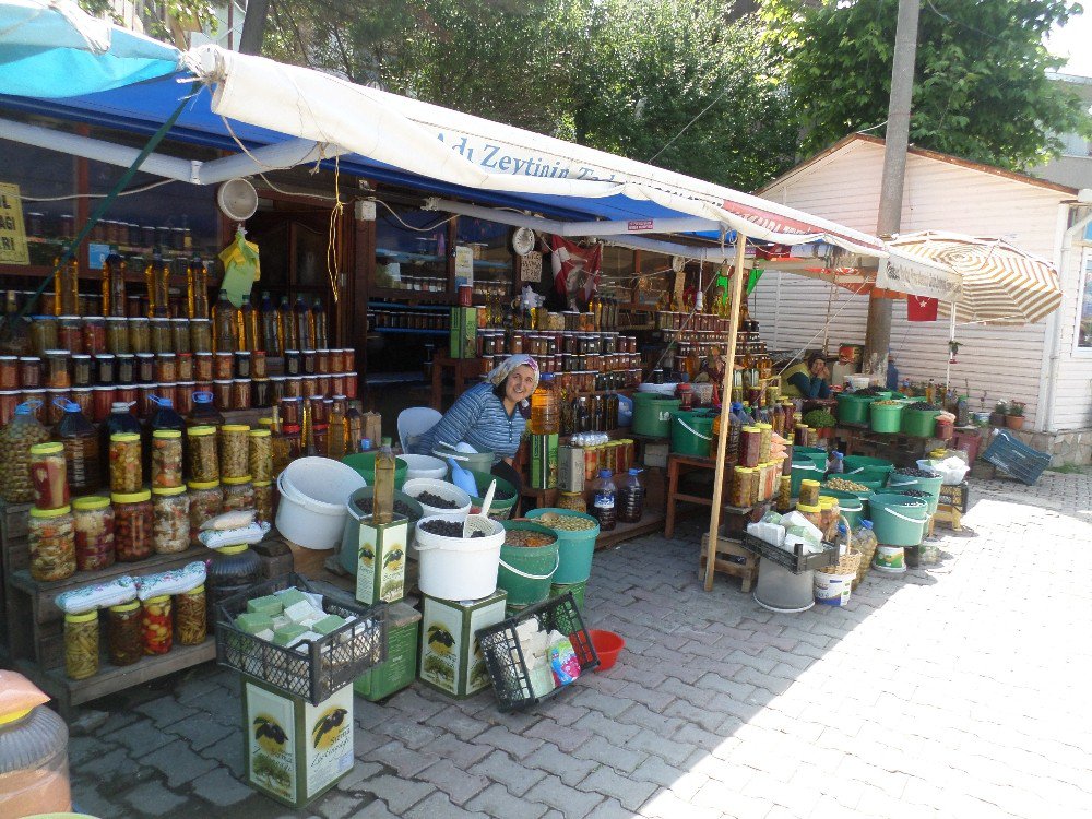 Trilye’de Kurulan Zeytin Ve Zeytin Ürünleri Pazarı İlgi Görüyor