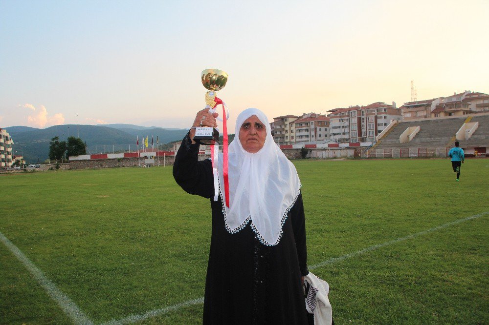 Takımın Hiçbir Maçını Kaçırmayan Nine Şampiyonluk Kupasını Kaldırdı