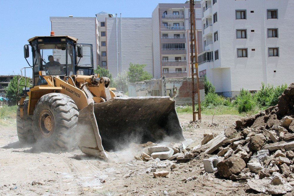 Van’daki Metruk Binalar Yıktırılıyor