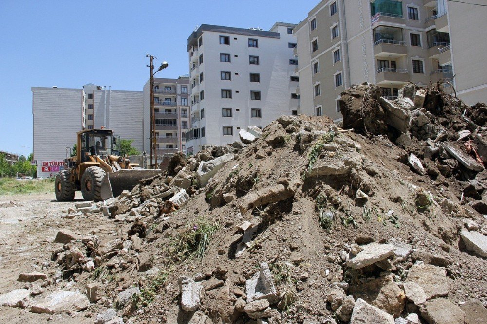 Van’daki Metruk Binalar Yıktırılıyor