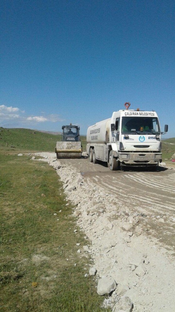 Çaldıran’da Yol Yapım Çalışması