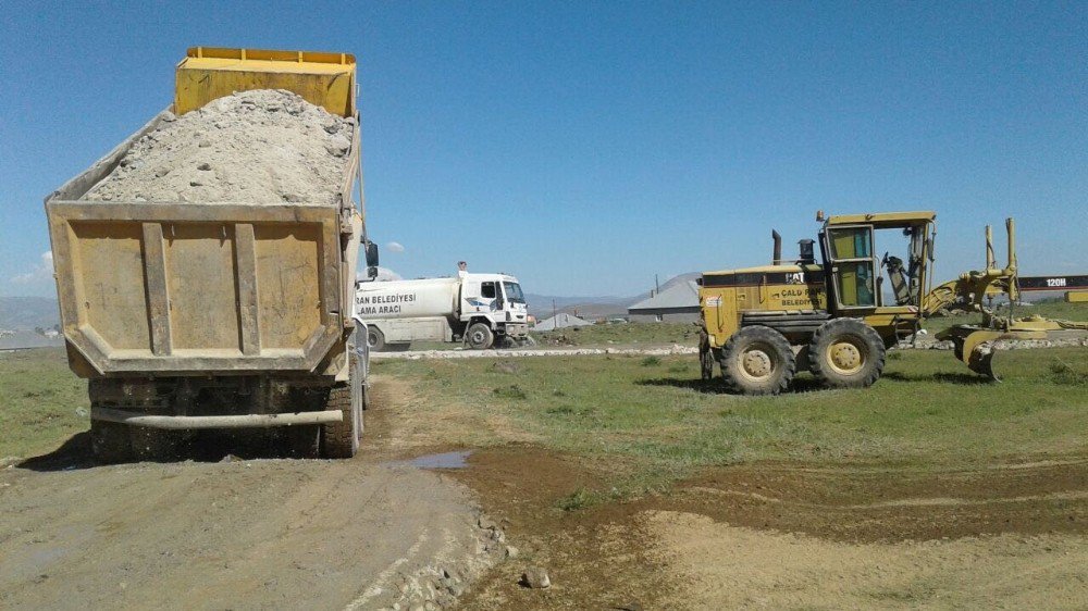 Çaldıran’da Yol Yapım Çalışması