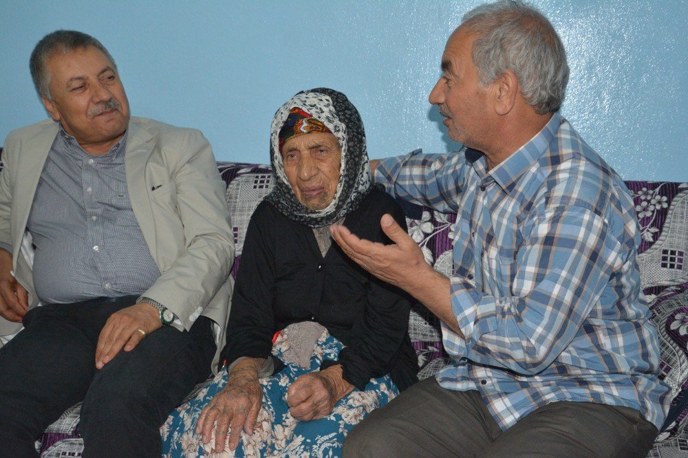 105 Yaşındaki Meryem Nine, Başkan Pınarbaşı’na Uzun Yaşamının Sırrını Anlattı