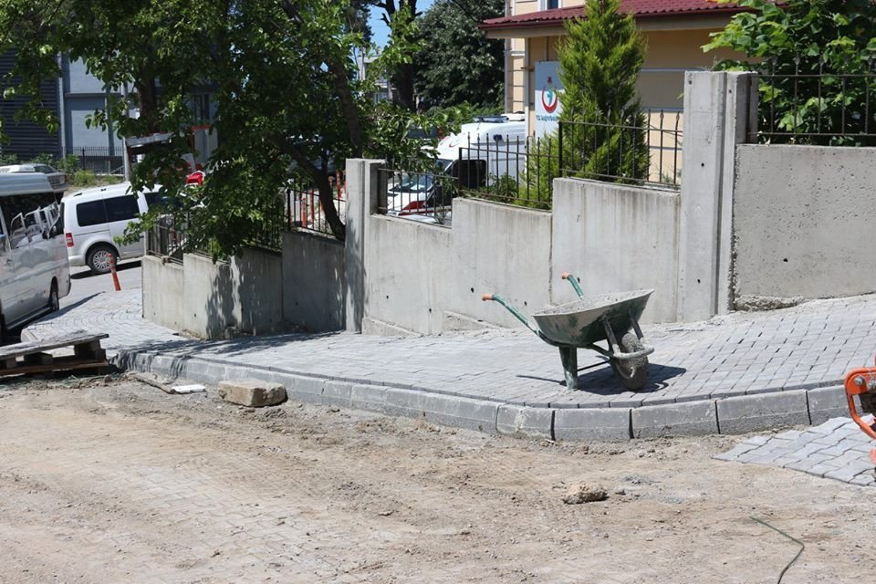 Akçakoca Belediyesi Sağlık Ocağının Çevresi Düzenleniyor