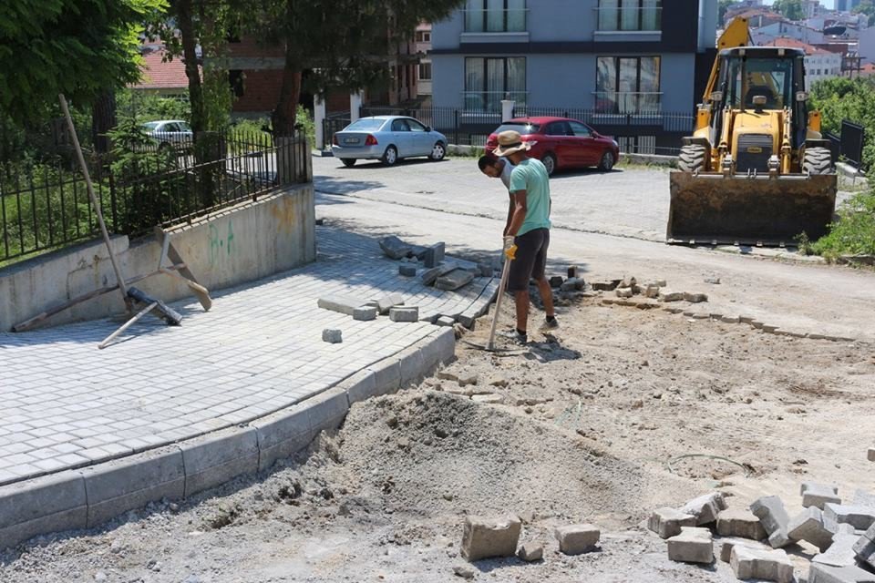 Akçakoca Belediyesi Sağlık Ocağının Çevresi Düzenleniyor