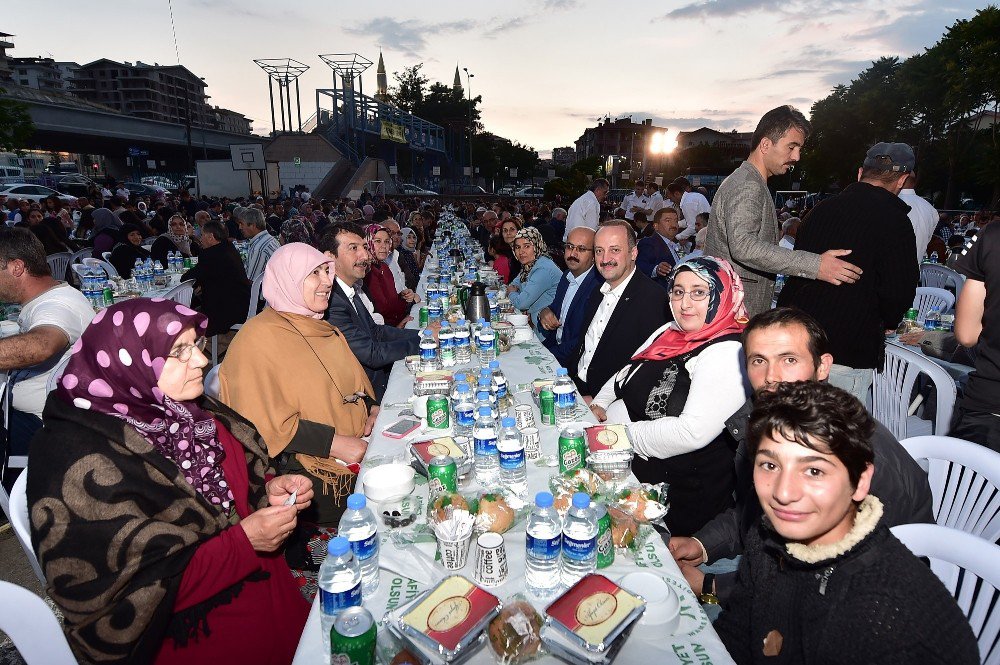 Mamak’ta 2 Farklı Noktada 4 Bin Kişi İle İftar