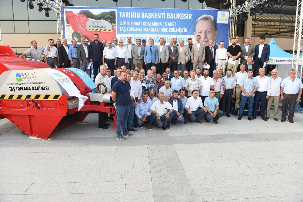 Balıkesir Büyükşehir’den Çiftçilere Taş Toplama Makinesi