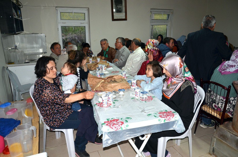 Şehit Aybüke Öğretmen Adına Köyünde İftar Verildi