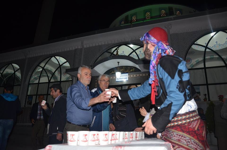 Teravih Namazı Sonrası Osmanlı Şerbeti Ve Lokum İkramı Devam Ediyor