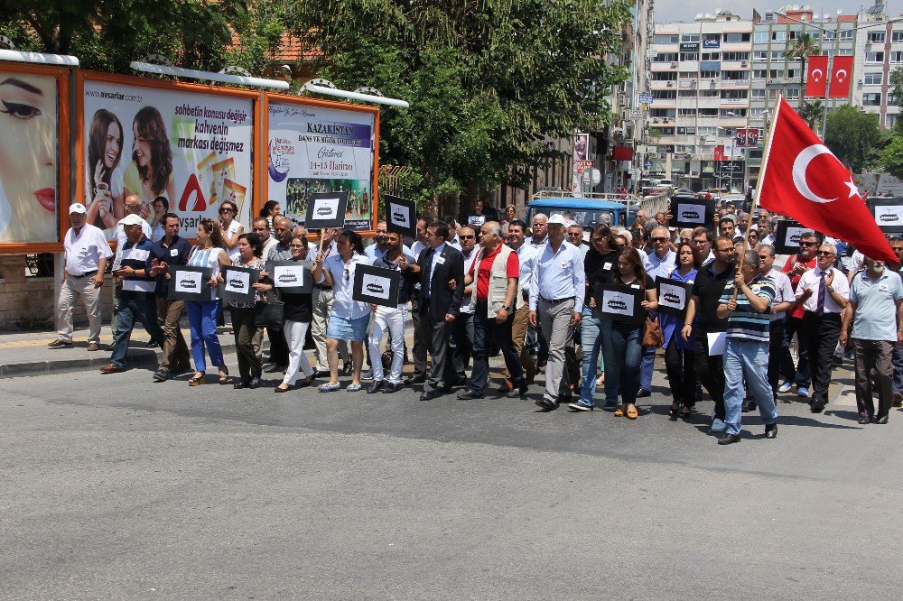 Chp’liler, Mersin’de Cumhuriyet Meydanı’na Yürüdü