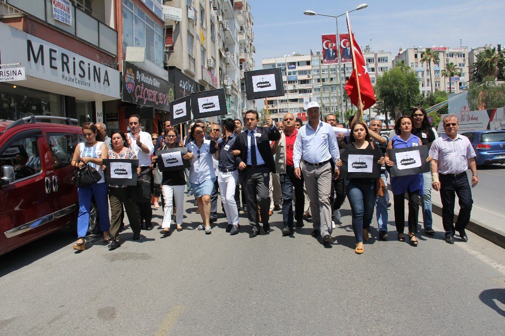 Chp’liler, Mersin’de Cumhuriyet Meydanı’na Yürüdü