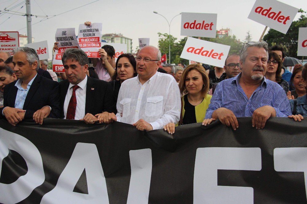 Sağanak Yağış Altına ‘Berberoğlu’ İçin Yürüdüler