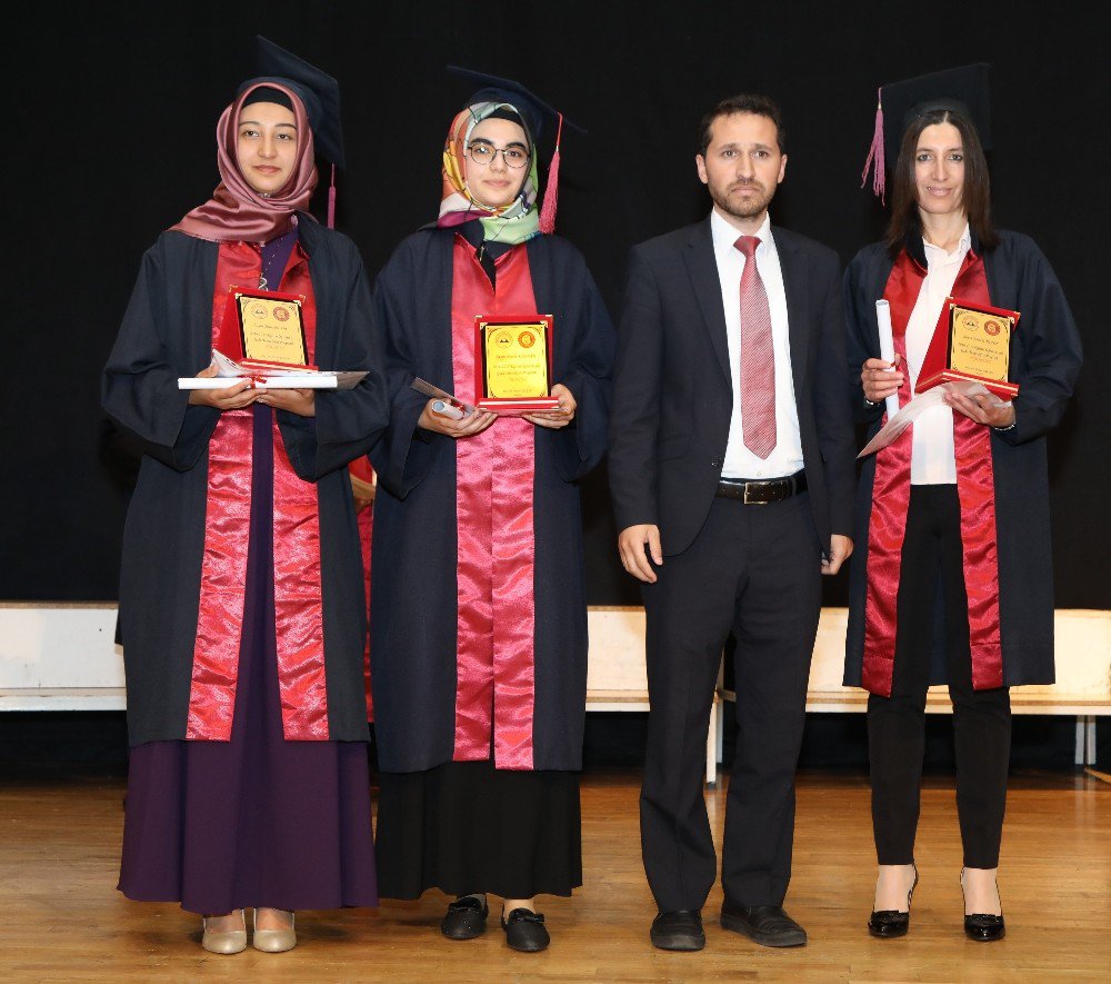 Erü Safiye Çıkrıkçı Meslek Yüksekokulu’nda Mezuniyet Coşkusu