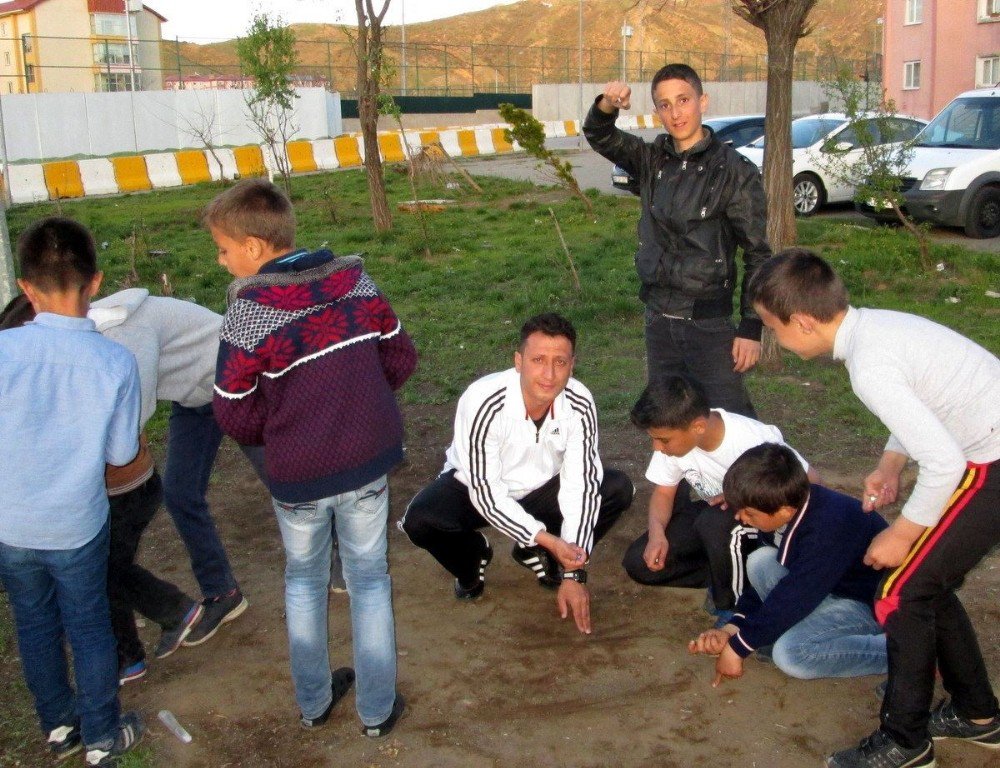 Eski Milli Atlet Çocukları Sokak Oyunlarına Yönlendiriyor