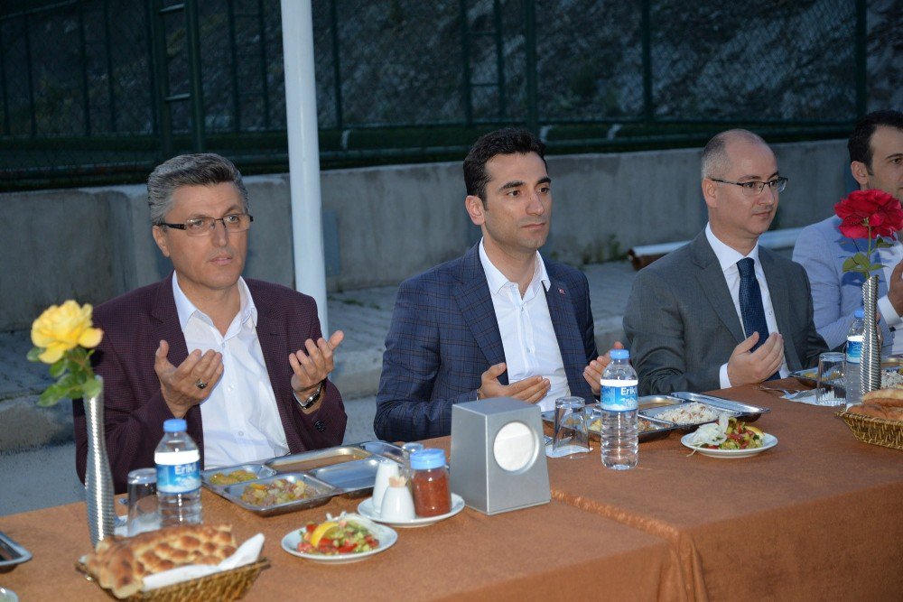 Protokol Üyeleri Oruçlarını Cezaevinde Açtı