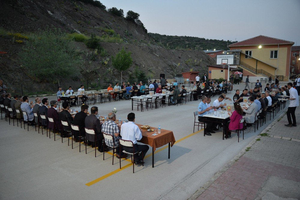 Protokol Üyeleri Oruçlarını Cezaevinde Açtı