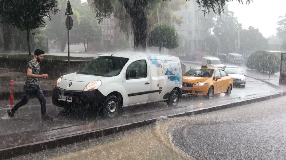 İstanbul’da Yollar Gölete Döndü