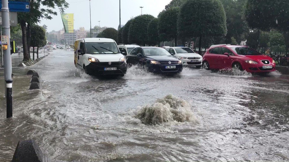 İstanbul’da Yollar Gölete Döndü