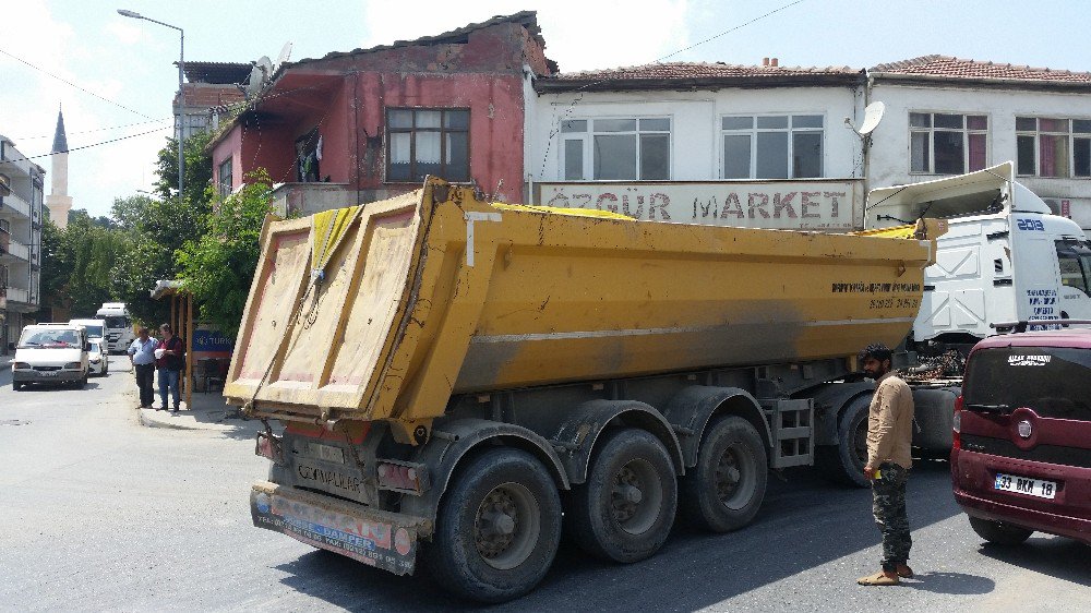 Hafriyat Kamyonları Tehlike Saçmaya Devam Ediyor