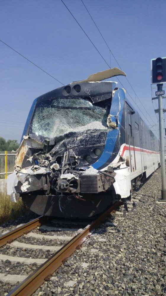 İzmir’de Kamyonla Tren Çarpıştı