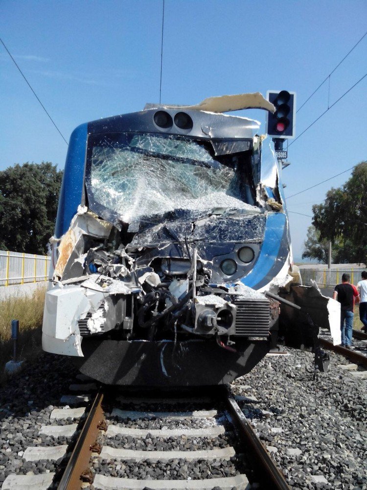 İzmir’de Kamyonla Tren Çarpıştı