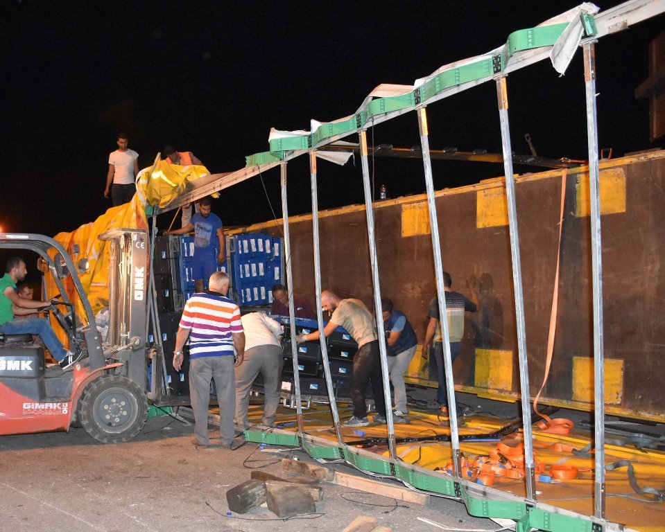 Kontrolden Çıkan Tır Bariyerlere Çarptı