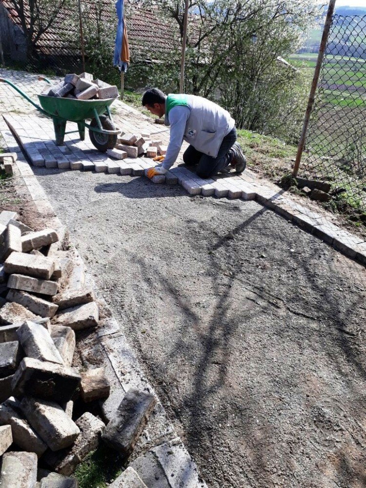 Parklarda Sert Zemin Çalışmaları Yapılıyor