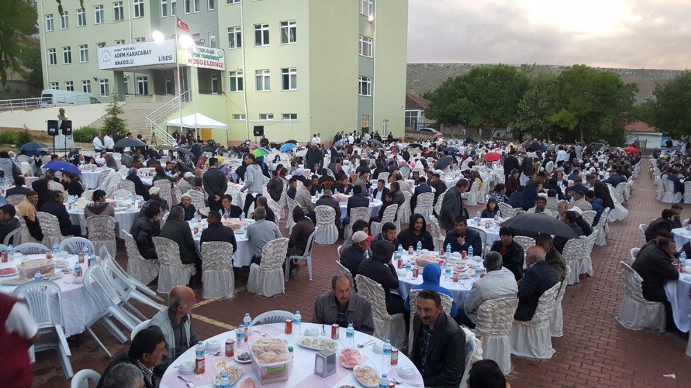 Kayseri Şeker Sofrası Yenifakılı’da Yağmur Bereketiyle Kuruldu