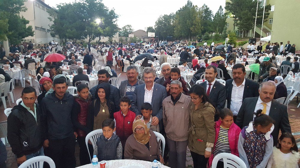 Kayseri Şeker Sofrası Yenifakılı’da Yağmur Bereketiyle Kuruldu