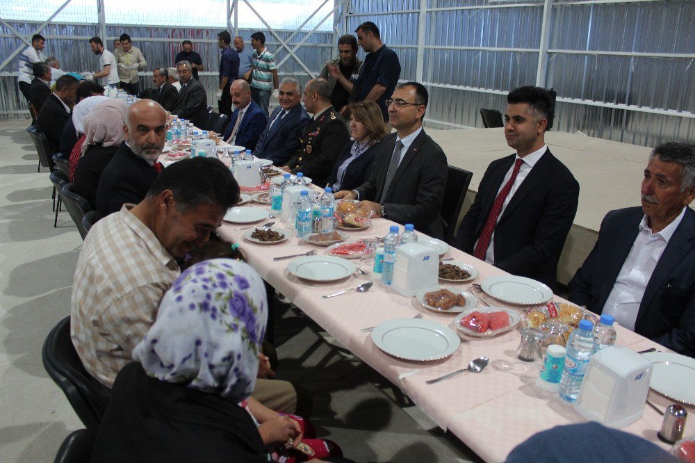 Malatya Valisi Toprak,mabek "Te Kalan Suriyelilerle İftar Açtı