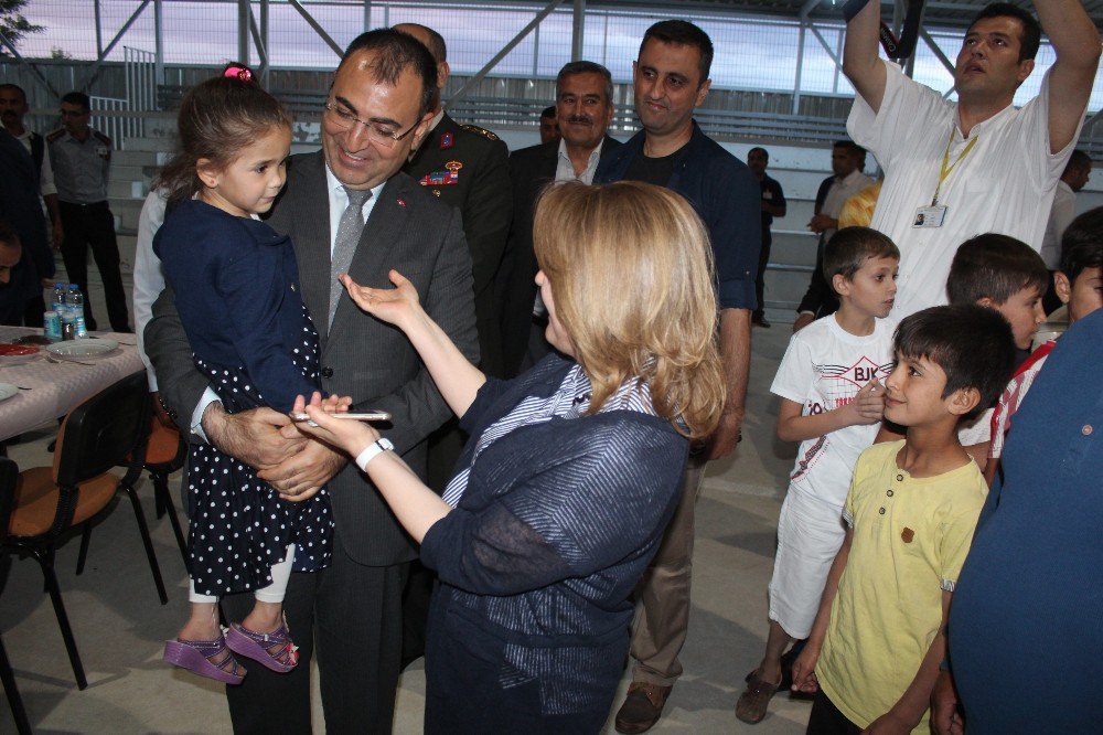 Malatya Valisi Toprak,mabek "Te Kalan Suriyelilerle İftar Açtı