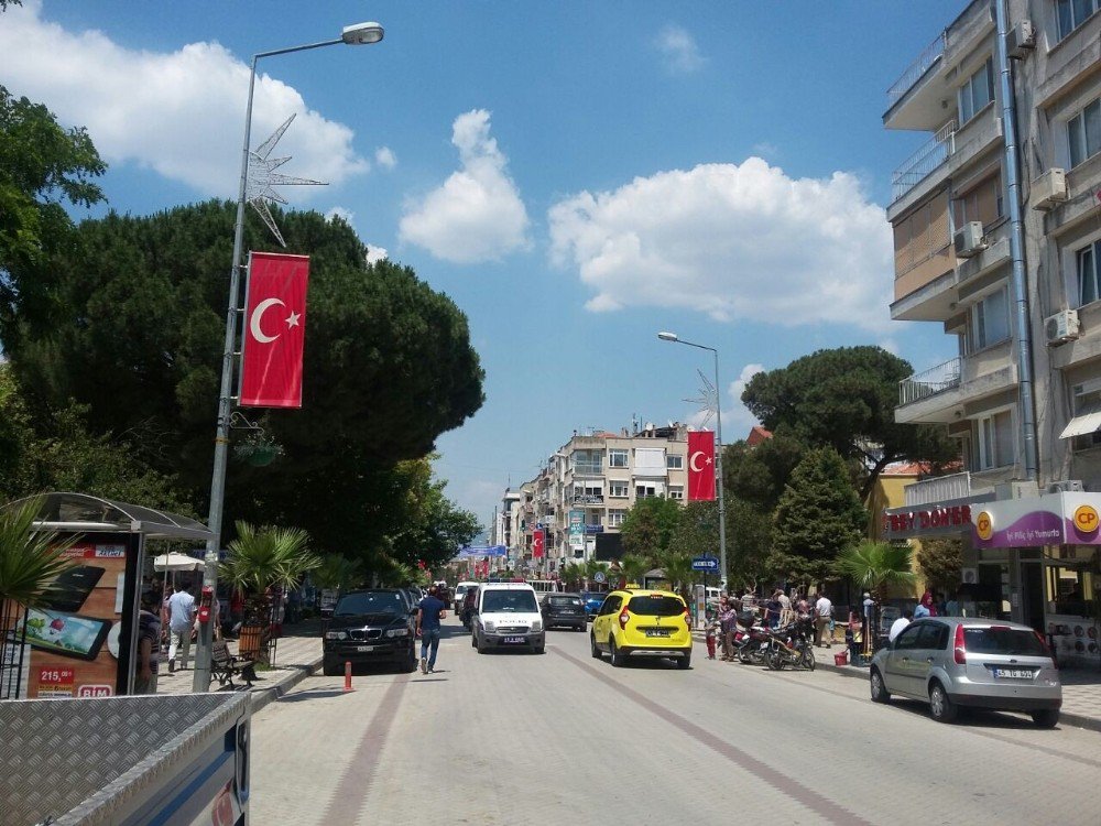 Turgutlu Atatürk Bulvarı Kırmızı-beyaza Büründü