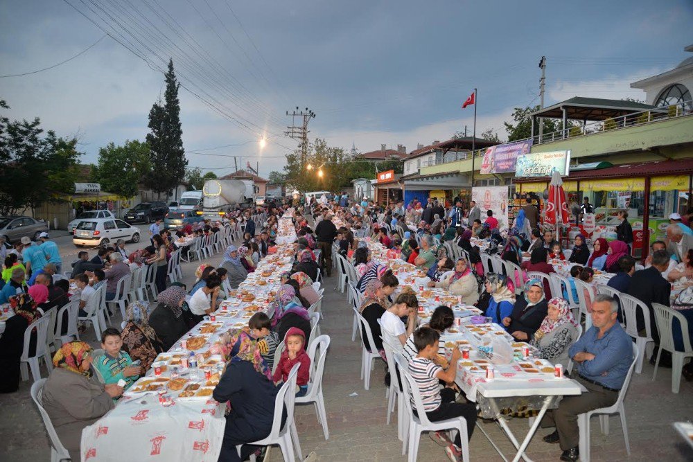 Sevgi, Kardeşlik Ve Paylaşma Sofrası Pelitözü Mahallesinde Kuruldu