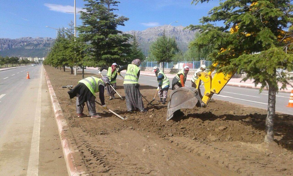 Seydişehir’de Park Ve Bahçelerdeki Çalışmalara Kadın Eli Deydi