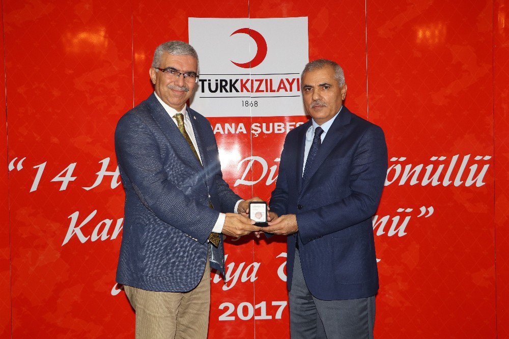 Türk Kızılay’ı Gönüllü Kan Bağışçılarına Plaket Verdi