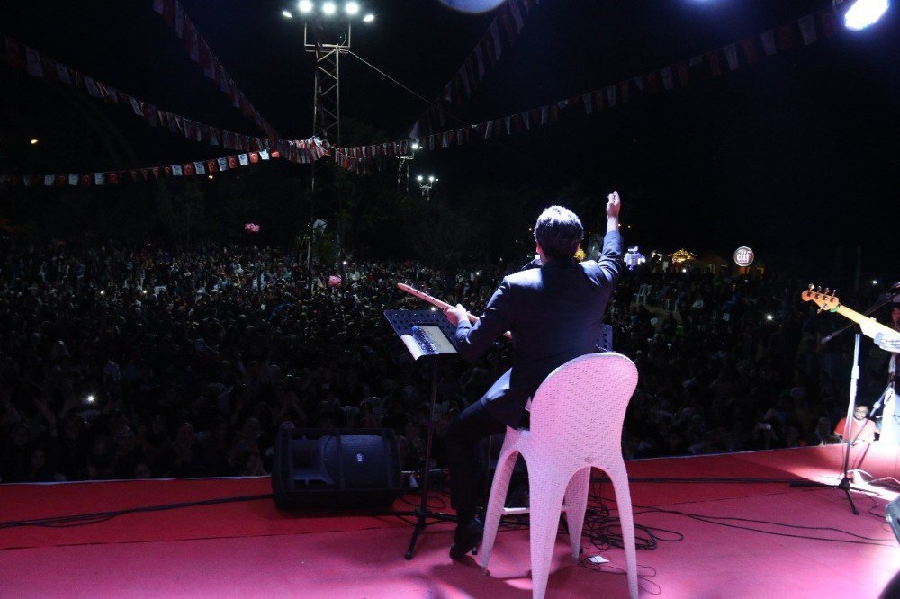 Van Gölü Sahilinde Uğur Işılak Coşkusu