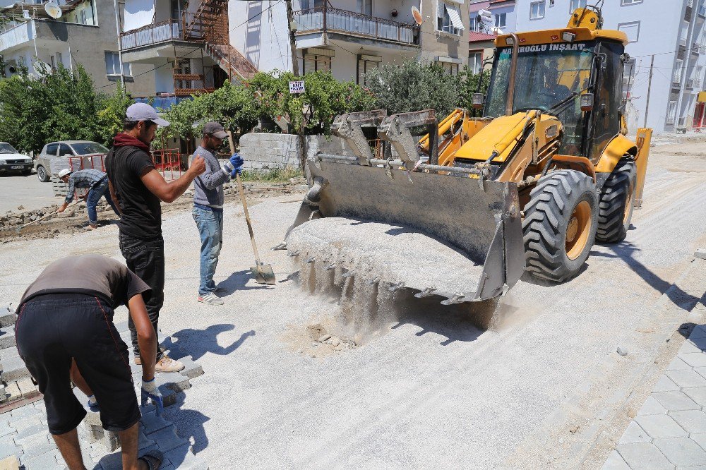 Burhaniye’de Eski Mahallelere Yeni Yollar Yapılıyor