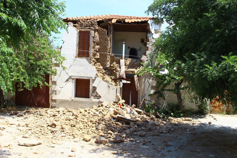 Deprem Sonrasında Ablukaya Alınan Köye İha Girdi