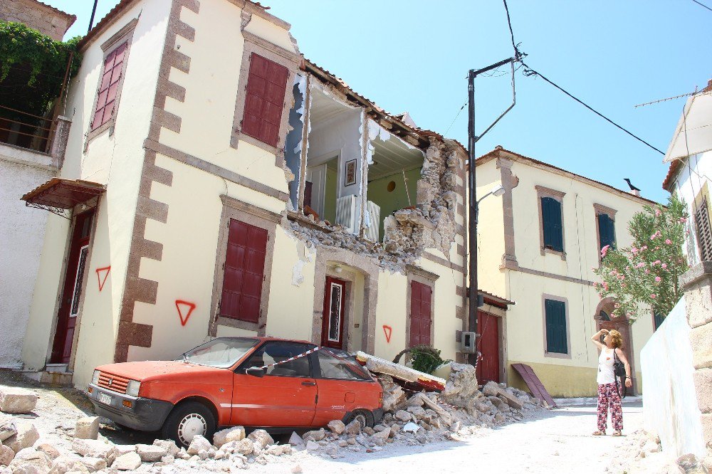 Deprem Sonrasında Ablukaya Alınan Köye İha Girdi