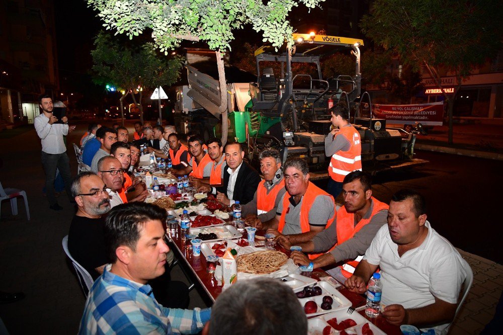 Başkan Sözlü, Sahurunu Asfalt İşçileriyle Yaptı