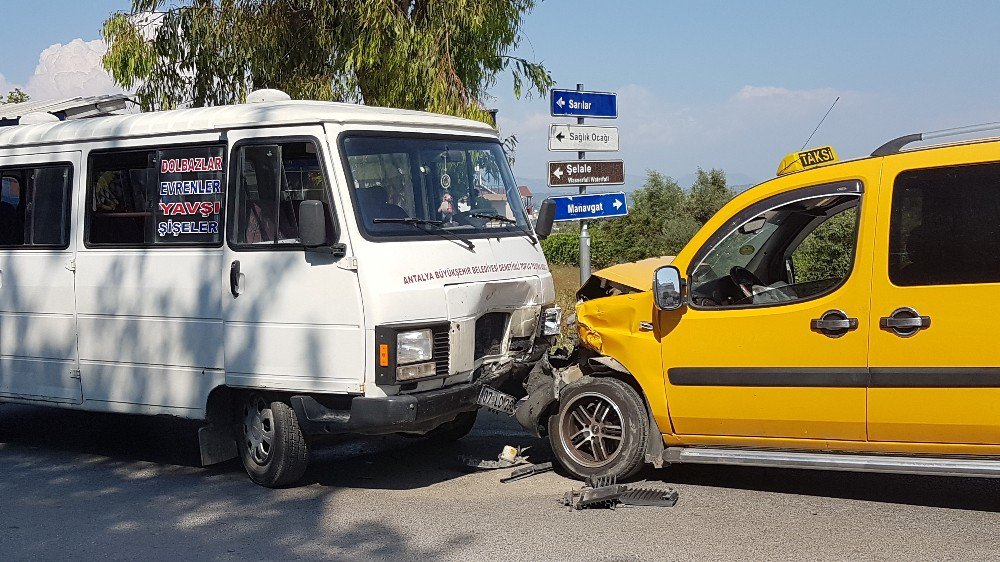 Antalya’da Trafik Kazası: 6 Yaralı