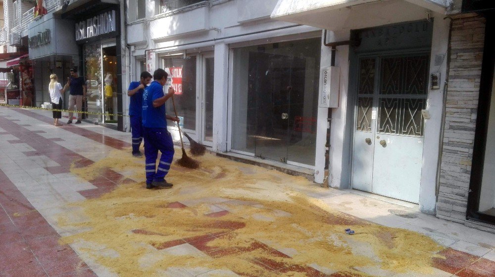 Tankerden Sızan Yakıt Yolu Kapladı