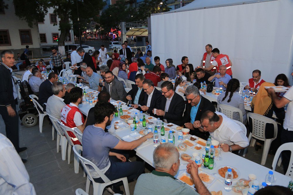 Battalgazi Belediyesi İftar Çadırında 2 Bin 500 Kişiye İftar Verildi