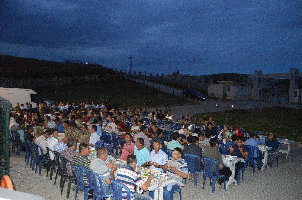 Besni İlçe Jandarma Komutanlığından Şehit Ve Gazi Ailelerine İftar Yemeği