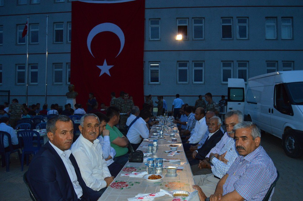 Besni İlçe Jandarma Komutanlığından Şehit Ve Gazi Ailelerine İftar Yemeği