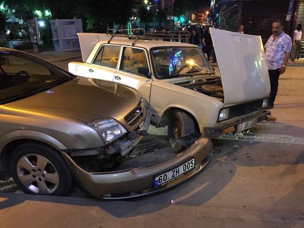 Bilecik’te Zincirleme Trafik Kazası; Biri Park Halinde 3 Araç Birbirine Girdi